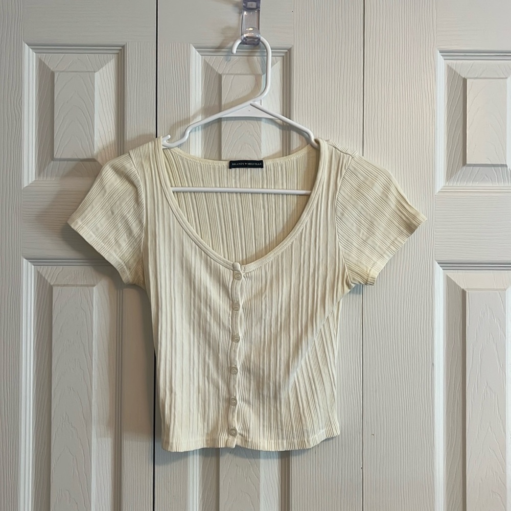 t shirt , cream, brand: Brandy Melville